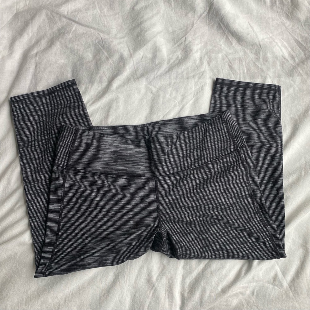 Athleta heathered grey/black crop leggings, Size “L”